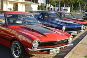 Prefeitura e associaes de carros antigos realizam exposio de automveis clssicos na Orla do Porto