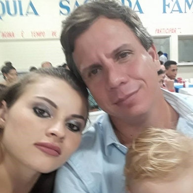 Advogado Robson Medeiros com a esposa Vanessa Santos, que nega trabalho anlogo  escravido em fazenda e acusa polcia de fraude