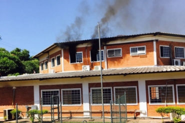 Bombeiros tentam controlar incndio em prdio da Sema