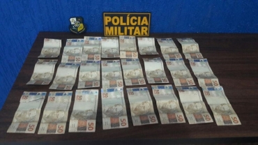 Polcia encontreou cdulas de dinheiro espalhadas em rua de bairro de Feliz Natal