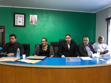 Renan Nunes de Oliveira (centro) ladeado pela ex-presidente Maria Aparecida, do vereador Mariano Gomes e do Prefeito Zema Fernandes e seu vice Rgis Meira
