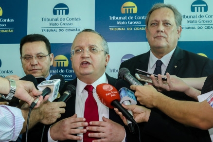 O governador Pedro Taques, entre o deputado Eduardo Botelho e o desembargador Rui Ramos