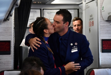 Comissrios de bordo se beijam aps Papa Francisco celebrar o casamento durante voo no Chile, nesta quinta-feira (18)