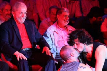 Lula e Celso Amorim assistem  performance de artistas durante encontro com apoiadores, militantes e intelectuais na Casa de Portugal, em So Paulo