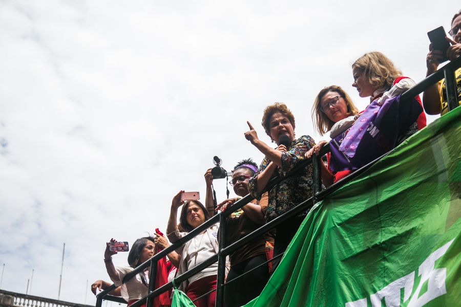 Dilma Rousseff fala em ato de mulheres em defesa de Lula na praa da Matriz, em Porto Alegre (RS)