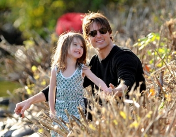 O ator Tom Cruise e sua filha, Suri