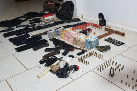Policiais apreenderam armas, munies e o dinheiro que havia sido levado da agncia