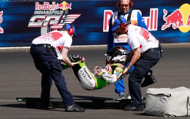 Hector Barbera foi atendido na pista aps acidente nos treinos livres desta sexta.