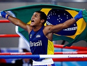 David Loureno comemora ouro no boxe dos Jogos da Juventude