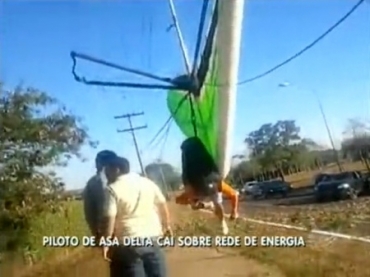 O homem ficou enrolado nos fios e pendurado junto com o planador.