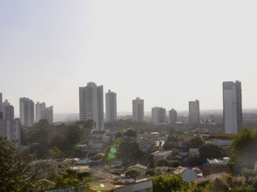 Nuvens de fumaa encobrem a capital na tarde desta segunda-feira (13) 