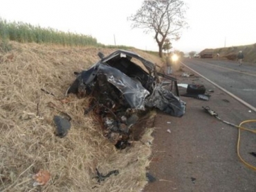 O carro de Adriel Soares, 23 anos, ficou completamente destrudo aps colidir com o caminho