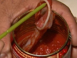 Preservativo foi encontrado dentro da lata lacrada, segundo a dona de casa