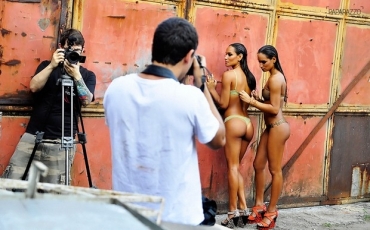 Daniella e Gabriella Figueiredo, as novas gmeas do nado, posam para o Paparazzo em um ferro-velho no Rio de Janeiro