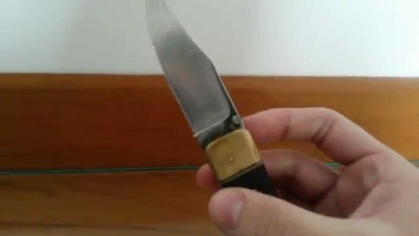 Adolescente esfaqueou o agressor com um canivete na regio do abdmen ontem