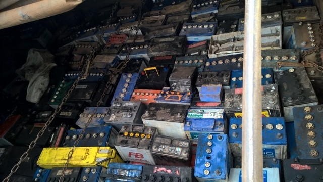 Caminhes com 13 toneladas de baterias contrabandeadas da Bolvia foram apreendidos em MT  Foto: Polcia Civil de Mato Grosso/Assessoria