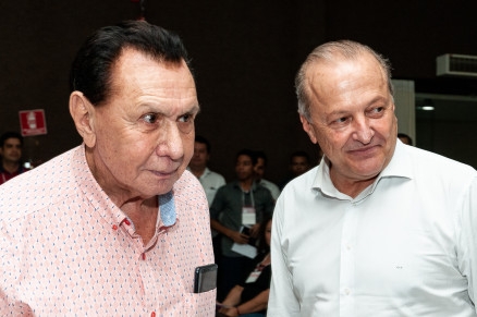 O presidente do MDB Carlos Bezerra e o candidato Otaviano Pivetta, que pleiteia no Senado