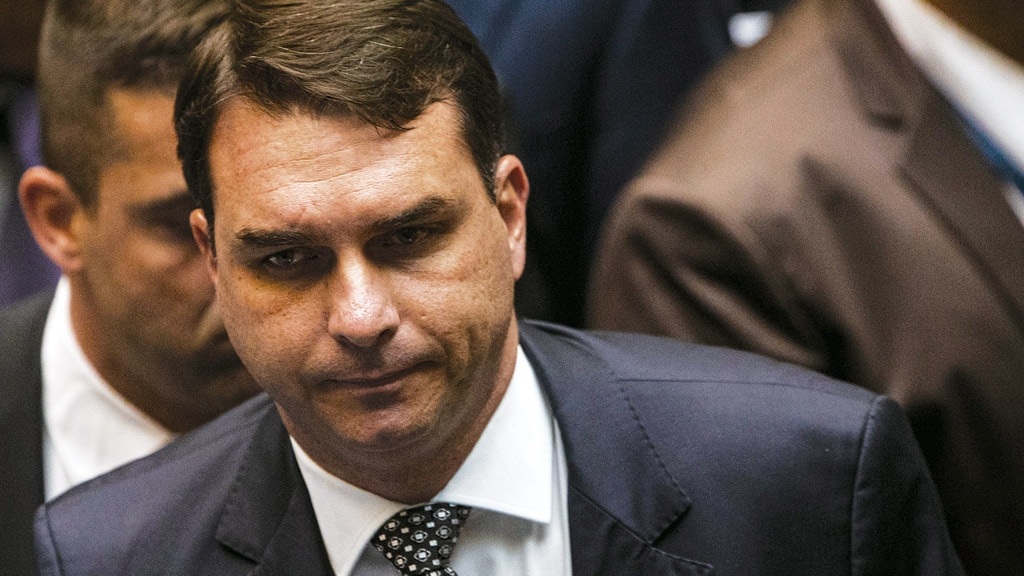 Flvio Bolsonaro  investigado sob acusao de desviar parte dos salrios dos funcionrios de seu gabinete no perodo em que foi deputado estadual. O pai tenta salvar a sua pele (Crdito: Daniel Marenco)