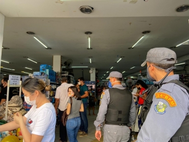 Policiais militares fazem fiscalizao em lojas  Foto: Flvio Coelho/TVCA