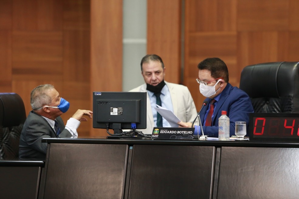 Deputados aprovaram em 2 votao projeto de lei que probe a cobrana de multas e juros em contas atrasadas durante a pandemia  Foto: Angelo Varela/ALMT