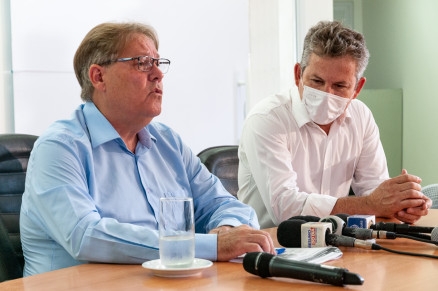 O secretrio de Estado de Sade, Gilberto Figueiredo e o governador Mauro Mendes: avano da pandemia em MT