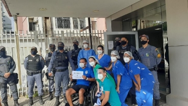 Sargento Ipor, depois de 11 dias de internao, se emocionou com a homenagem surpresa na porta do hospital - Foto por: PMMT