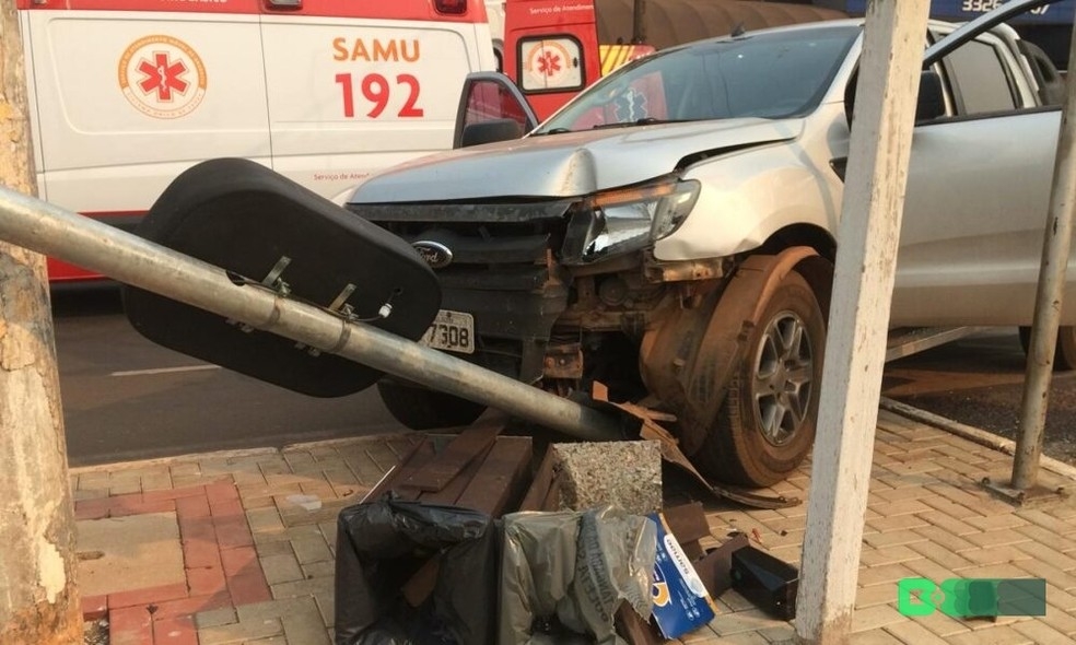 Advogado sofreu infarto enquanto dirigia e morre ao bater caminhonete em poste em Tangar da Serra  Foto: Bem Notcias
