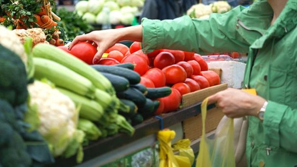 Preos de frutas, legumes e verduras tiveram queda nos ltimos dias  Foto: Getty Images/BBC