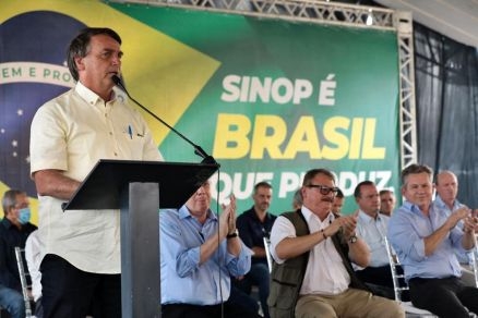 Bolsonaro diz para no ser cobrado por possveis efeitos colaterais de vacina contra Covid-19