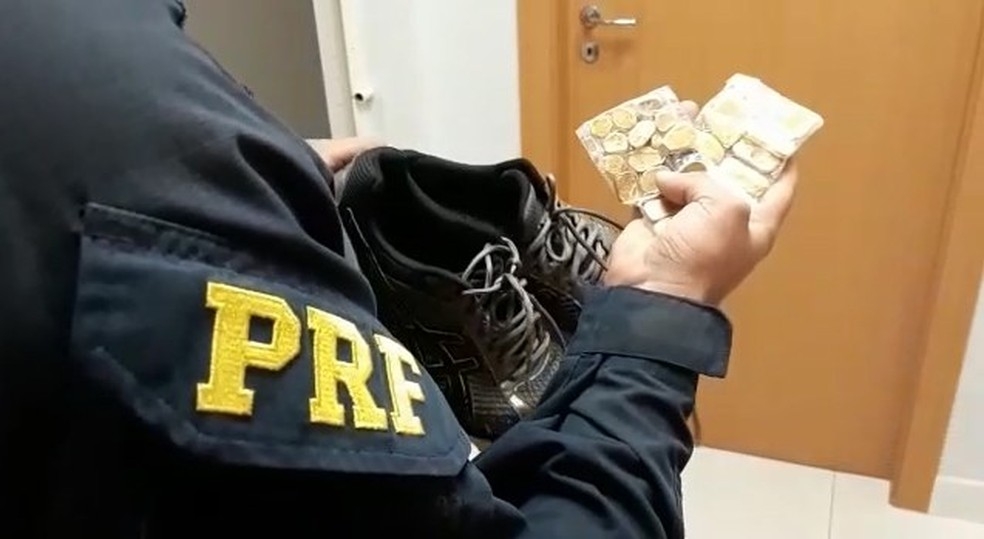 Passageiro  flagrado com R$ 250 mil em ouro escondido no tnis dele ao ser abordado pela PRF em Cuiab  Foto: PRF/MT