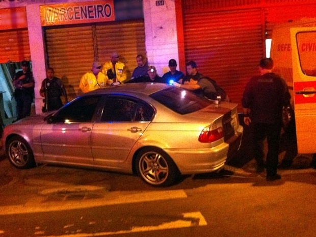 Polcia faz percia aps assassinato de homem dentro de BMW na noite desta tera-feira (7) no Rio