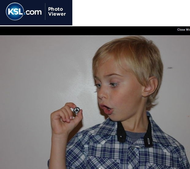 Isaak Lasson, 6 , posa junto com a pea retirada de seu nariz