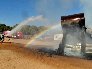 Tanques pegaram fogo na manh deste sbado (5). 