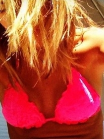 A atriz postou foto no Instagram usando biquni rosa