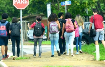 Desde 18 de julho de 2020, a taxa de infeco pela Covid-19 em adolescentes e jovens de 20 a 29 anos foi a que mais cresceu