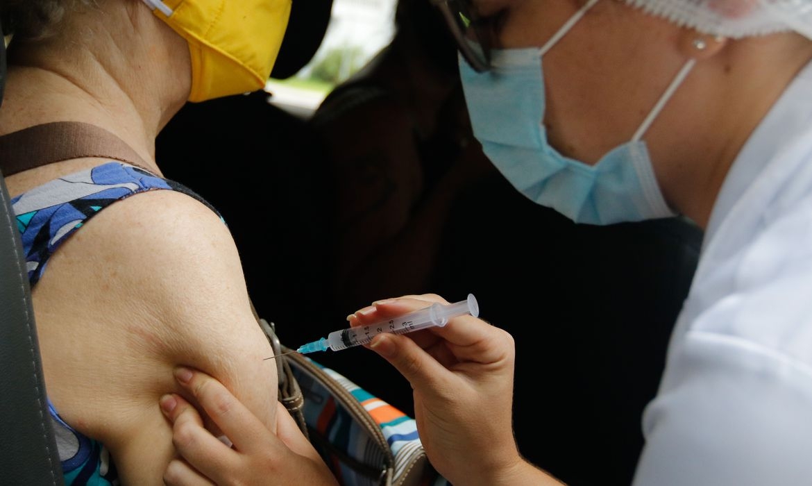 Profissional da sade prepara dose de vacina da AstraZeneca  Foto: Andrew Couldridge/Reuters