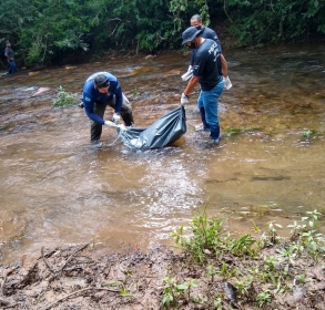 Corpo da vtima foi encontrado s margens de crrego em Pontes e Lacerda (MT)  Foto: Polcia Civil