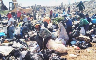 Subiu de 170 para quase 250 o nmero de pessoas que, diariamente, catam produtos reciclveis no maior aterro sanitrio do Estado.