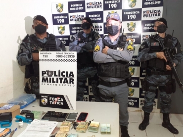 Policiais militares apreenderam dinheiro e celulares durante operao contra desvio de gros em MT  Foto: Polcia Militar