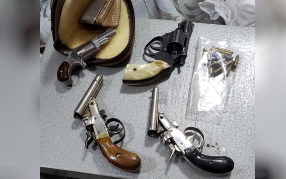 Armas encontradas na residncia do homem investigado por chamar porteira de macaca, em Goinia  Foto: Polcia CivilDivulgao