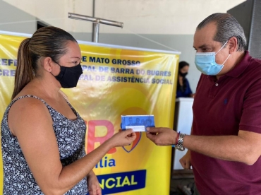 Secretrio de Desenvolvimento Econmico Csar Miranda entrega carto Ser Famlia Emergencial  beneficiada em Barra do Bugres - Foto por: Larissa Dias/ Sedec-MT