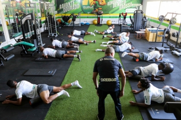 Time do Cuiab Esporte Clube treina em preparao para disputar a Srie A do Campeonato Brasileiro aps o acesso obtido na campanha de 2020