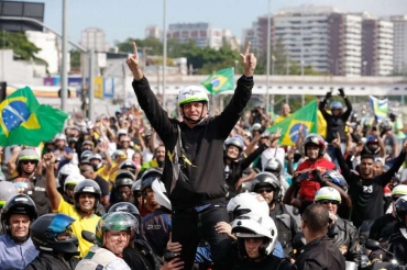 Jair Bolsonaro durante passeio de moto na cidade do Rio