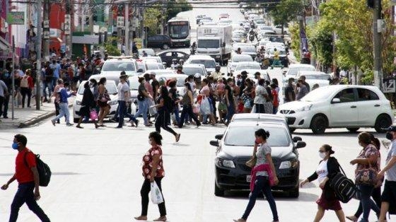 Movimento de pedestres no Centro de Cuiab, que tem mais de 623 mil pessoas