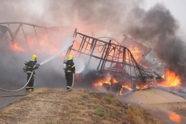 Bombeiros tentam apagar fogo nas duas carretas envolvidas no acidente