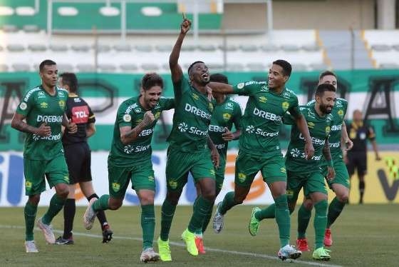 Jogadores do Cuiab comemoram primeiro gol contra o Juventude