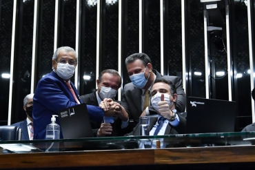 Jayme, Wellington e Fvaro posam com o presidente do Senado, Rodrigo Pacheco, durante sesso