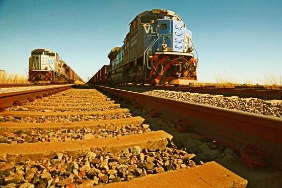 Trem da Rumo  abastecido em Mato Grosso: bilhes para manter o domnio em cargas de gros