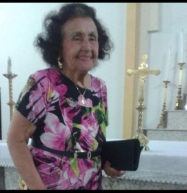 Carolina Lopes de Almeida, de 93 anos, conhecida na cidade como Caluzinha, dada como morta, estava viva durante o velrio dela  Foto: Arquivo pessoal