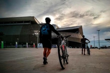 Ciclistas na Arena Pantanal, que ser reaberta na semana que vem